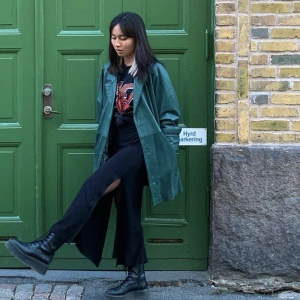 Grön jacka - Grön jacka som är hälften skinnliknande hälften mocka