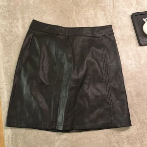 Kjol  - Svart fake skinnkjol