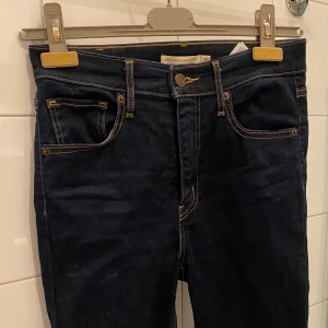 Levi’s marinblå skinnyjeans (28) - Marinblåa Levi’s skinnyjeans storlek 28. Jättefint skick. Använd fåtal gånger. Från rökfritt och djurfritt hem!
