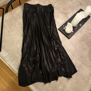 Långkjol🌼 - Långkjol, glansig 