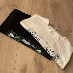 Kenzo T-shirt - Hej! Säljer 2st Kenzo t-shirts som är använda men i bra skick. Storlek S och finns ett pyttelitet hål på den vita (se bild 3). Säljes ej styckvis, 450 för båda. Köparen står för frakt