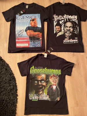 T-shirts (Homage Tees) - Hej! Säljer 3st t-shirts från Homage Tees då de var för små. Tishorna är i nyskick och har ej använts, tags finns kvar! Säljes ej styckvis. De är i storlek Small men sitter som X-Small. Köparen står för frakt