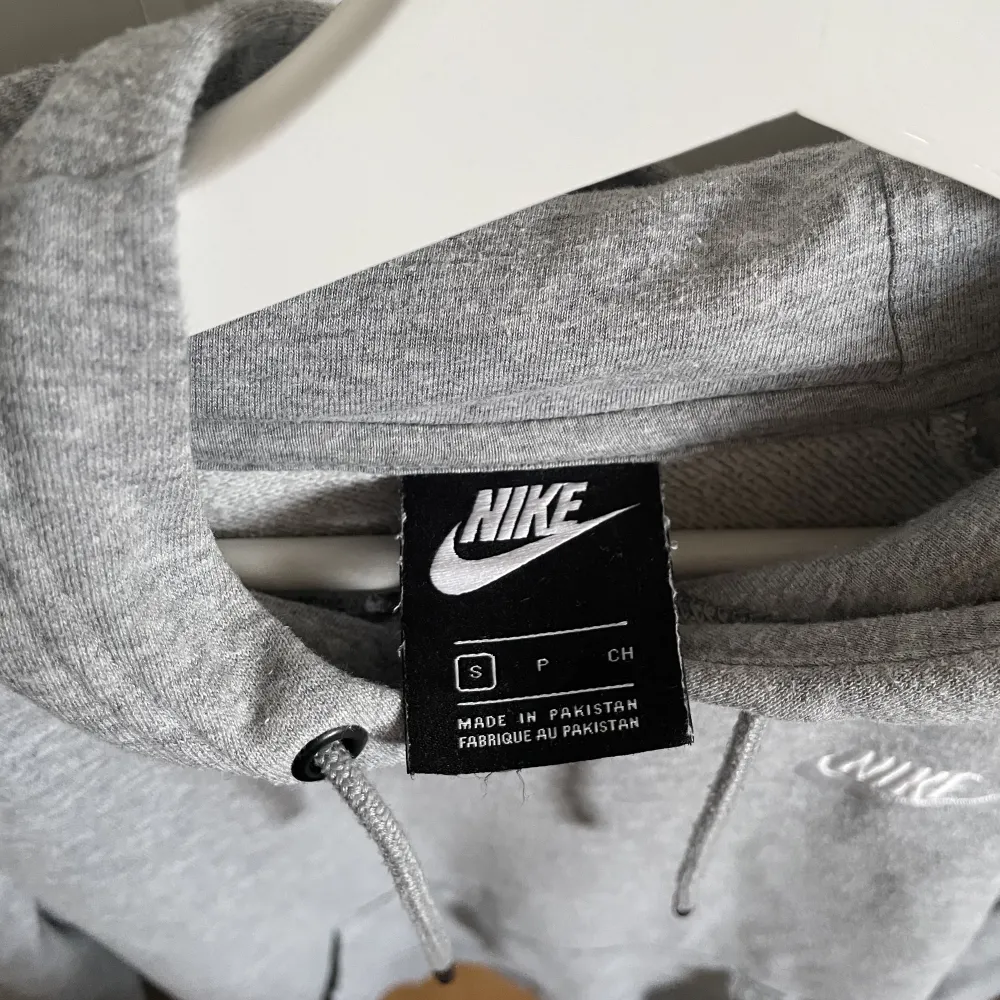 Fin Nike hoddie, använd men i gott skick. Säljer då den är för liten. 100kr + frakt, pris kan diskuteras vid snabb affär🫶🏼. Hoodies.