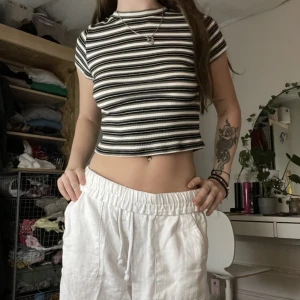 Tröja - En randiga tröja/magtröja😍 använd fåtal gånger där av att jag säljer. Köpt på H&M för cirka ett år sen om inte mer, frakten ligger på 46kr och den står köparen för📦