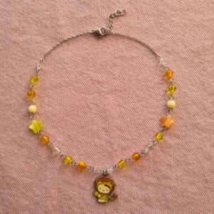 Hello Kitty halsband  - Handgjort halsband. Gjort av rostfritt stål och diverse pärlor💕 Längd är ca 33,5cm långt med 5cm extra längd! (kan skicka med frimärke om du betalar med swish!) 