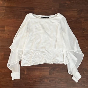 Top från Zara - Fin topp/blus från Zara. Knappt använd. Storlek M