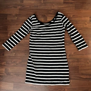 Klänning - Fin randig klänning i fint skick.  Storlek S