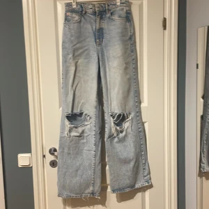 Blå jeans - Jeans med slitning. Använda fåtal gånger. Jag är 173 långa på mig! Pris kan diskuteras. ❤️ köpt för 499kr. (Passar för 36/38)