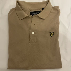 Lyle & Scott Piké - Lyle & Scott Piké Size L Färg: Beige Skick 9/10, som ny  Köpare står för frakt!