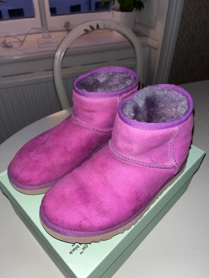 Ugg - Väldigt söta låga rosa uggs, inköpta för flera år sedan för 2000kr. Sparsamt använda! Storlek 36 men passar även 37. 