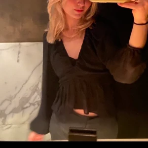 Svart blus - Supersöt och snygg blus/topp med öppen rygg som man kan justera med ett snöre!