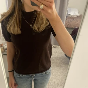 Brun Finstickad tröja - Jättefin tröja med lite högre hals, köparen står för frakt 💕
