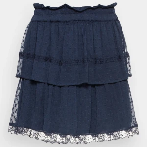 Marinblå kort kjol! - Säljer denna jättesöta kjol från veromoda då den inte passade mig! Endast använd 1 gång så i nyskick!