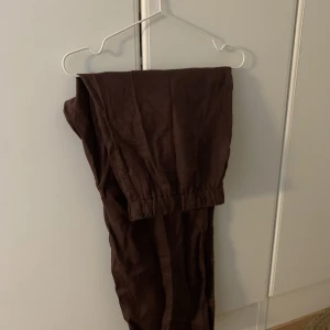 Linnebyxor  - Bruna linnebyxor från ARKET som är helt oanvända