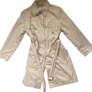 Biba jacka - Jacka från Biba med snygga detaljer. Fri frakt på köp över 300kr 🎐