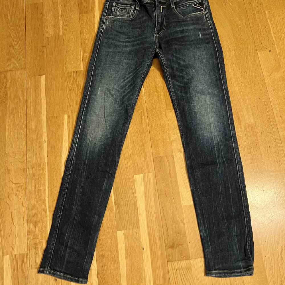 Hej, säljer dessa trendiga mörkblåa slim replay jeans. Jeansen är stretch. Jeansen är i nyskick. Storleken på jeansen är 28/30. Nypriset på jeansen är 1900kr. Skriv privat för fler bilder eller andra frågor.. Jeans & Byxor.