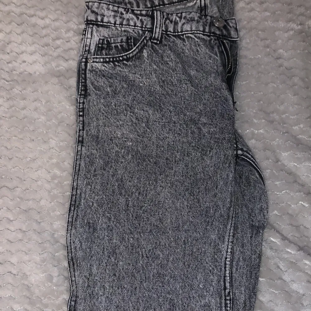 Ett par low waist jeans som är skitnygga! Den enda anledningen till att jag säljer de är att de är  för korta för mig. Jag har väldigt långa ben viket är anledningen (är 180+). De är från newyorker och köptes för 149kr. . Jeans & Byxor.