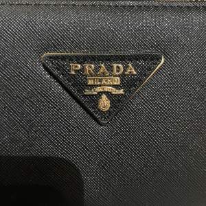 Säljer helt ny Prada plånbok i kartong. Kvitto finns ej då jag fått denna i present.