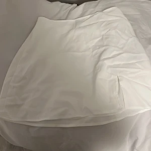 Vit kjol - Vit tajt kjol med slits på sidan💕 aldrig använd, köparen står för frakten 🌟