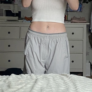 parachute pants  - gråa coola baggy parachute pants i storlek xxl, passar mig i midjan som vanligtvis är S. köpta secondhand, jättecoola inför sommaren då dem är väldigt luftiga och sköna. dragkedja på fickorna samt vid knävecket längre nertill så man kan göra shorts osv