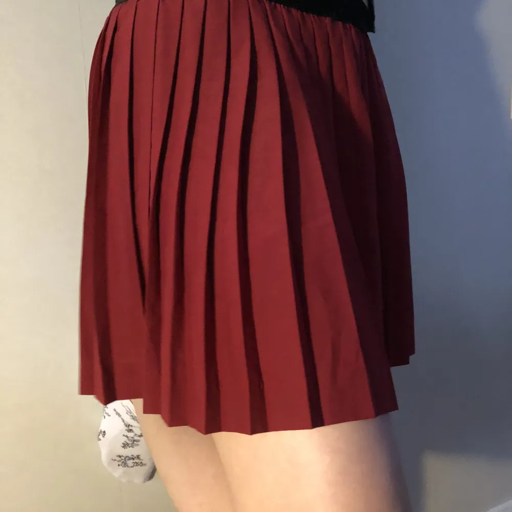 Jätte söt vinröd kjol som jag fick av en kompis för länge sedan men tyvärr inte använder. Den har en ganska tajt midja men ändå stretchig💗. Kjolar.