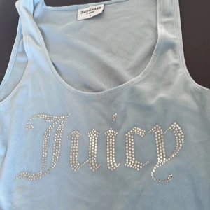 Juicy tröja  - Har haft den på mig en gång för tyckte inte det var min stil! Super fin färg och bra skick 