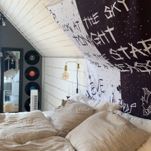 Lil peep flagga  - Säljer denna extremt fina flagga. Det är lyrics från star shopping av lil peep. Lite hål på sidorna men ingen som synd om man inte tänker på det. Krok tillkommer! 