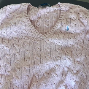 Polo tröja  - Rosa polotröja som är preppy :) haft den på mig en enda gång men inte riktigt något jag hade haft på mig. 