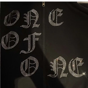 One of one OG - Säljer en one of one zip hoodie i mycket fint skick, finns dock inga snören då jag upplevde det mycket snyggare utan. Annars sitter alla rhinestones kvar och i övrigt är den skitsnygg. Den är i storlek XL men skulle nog säga att den sitter som en L.