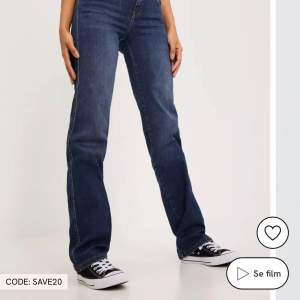 Säljer dessa mörkblå dr denim dixi jeans, då dom tyvärr va försmå för mig. Dom har prislappen kvar o är helt nya