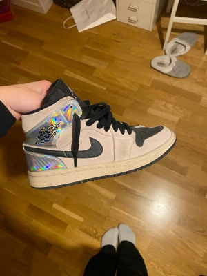Jordans  - Säljer dessa as coola limited edition Air Jordan 1 Mid Dirty Powder Iridescent i storlek 38 som tyvärr inte kommer till  användning längre, storlek 38 o passar 38/39. Om ni vill ha fler bilder är det bara att skriva privat💞 pris kan diskuteras 