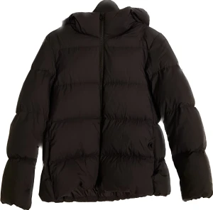 Pufferjacket - Säljer nu denna vinter/vårjacka från Uniqlo. Den är lagom tjock och passar perfekt en lite mildare vinterdag eller en svalare vårdag. Skicket på jackan är väldigt bra och är endast använd en säsong. Hör av er vid frågor.