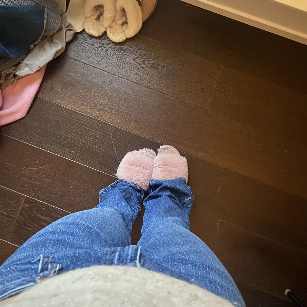 Superfina helt oanvända jeans köpta på plick, andra bilden är inte min men det är samma byxor. Innerbenslängd 82 cm, midjemåttet är 36 cm☺️❤️. Jeans & Byxor.