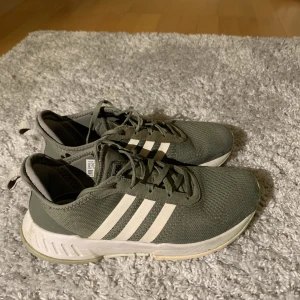 Adidas sneakers  - Sneakers/löparskor. Båda funkar. Snygga enkla, matchar till mycket. Storlek 41 1/3.