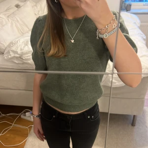 Stickad tshirt - Säljer denna superfina stickade tshirt från vero moda! Helt oanvänd och kommer inte till användning. Nypris 200, jag säljer för 100 exkl frakt❤️