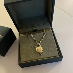 Intressekoll❤️ - Funderar på att sälja mitt älskade  ”you and me” halsband från Maria Nilsdotter i guld❤️Köpt förra året i butiken på nk i Stockholm. Standard längden 