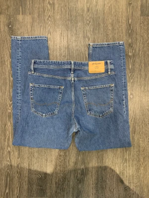 Baggy Jeans - Baggy jeans ifrån Jack & Jones, inga fläckar eller liknande förekommer! Är du intresserad tveka inte på att höra av dig! Vid eventuellt köp står köparen för frakten och betalning sker innnan varan skickas!🤗 Priset kan diskuteras☺️
