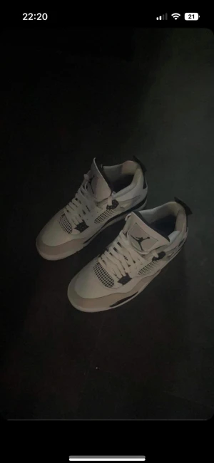 Jordan 4 miltary black - En av dem, enligt mig stilrenaste modellerna av Nike Air Jordan 4. Oavsett om det är sommar eller vinter. Stl. 43 Skick 9-10/10  Nypris 6000 Kvitto finns tyvärr inte men är realcheckad av kicksNstuff