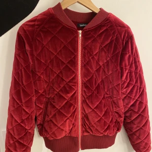 Vårjacka i sammet - Såååå cool vårjacka i sammet med en rödrosa nyans! Jackan går hand i hand med silversmycken🔥