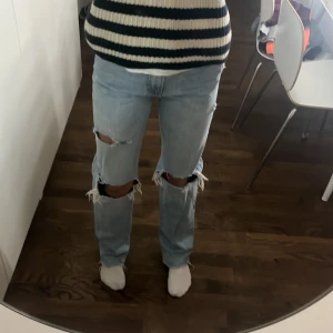 Håliga jeans - Super snygga håliga jeans som jag var inte fått användning av då det är kallt ute och måste rensa min garderob. Använd fåtal gånger och är i super bra skick. Det är en gammal modell så dom finns inte att få tag på längre