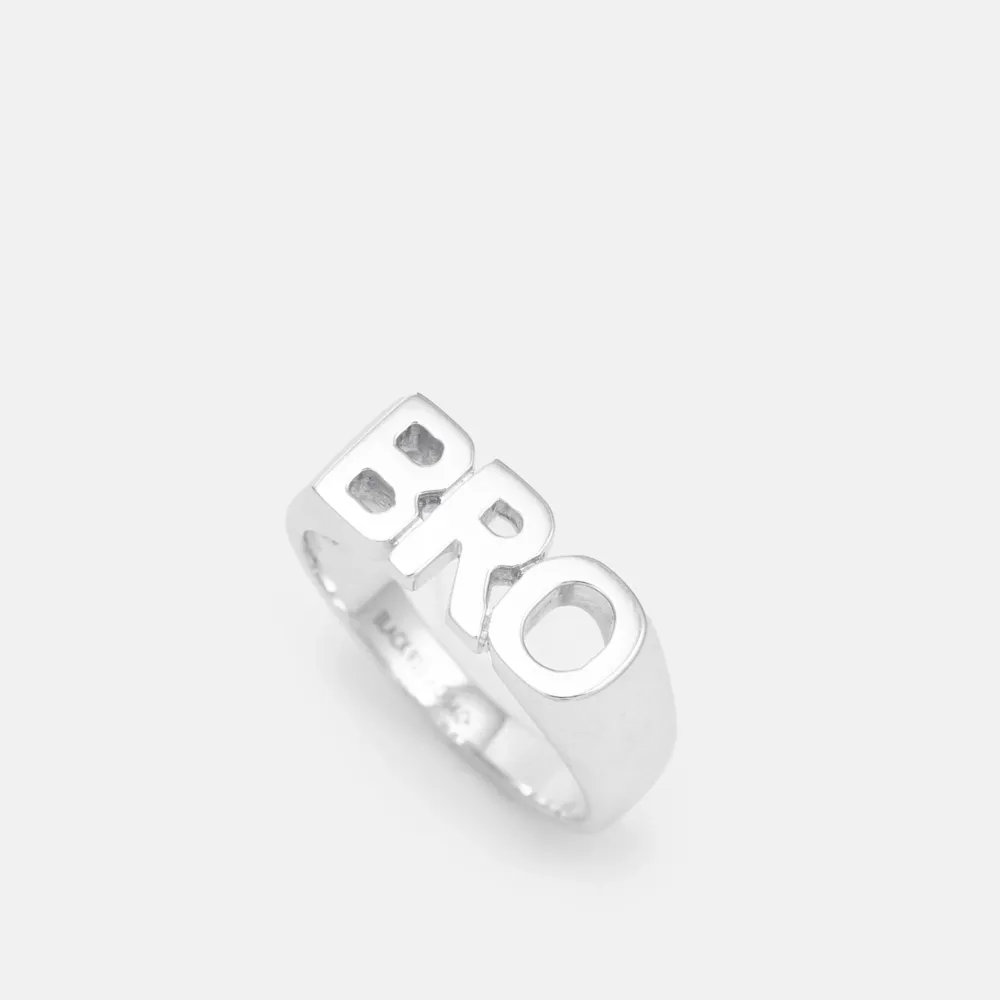 Säljer denna BRO Maria black ringen som är helt ny. Köpt på zalando med kvitto och i kartong. Storlek 60 som omvandlas till 19 mm. Nypris 1095 kr. Pris kan diskuteras . Accessoarer.