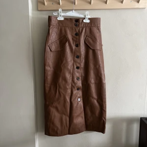 Kjol Läderimitation  - Superfin Fin höst/vårkjol   . 