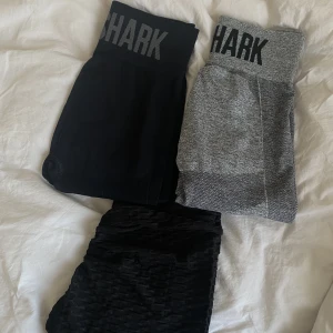 Träningstights gymshark - ❗️Svarta gymshark sålda❗️Två övre ifrån gymshark modell ”flex” 400kr/st, dom nedre tightsen har buttschrunch 200kr, spårbar frakt 54kr💕