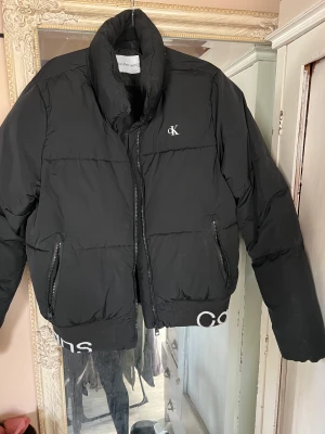 Calvin Klein Jacka - Svart vinterjacka från Calvin Klein. Storlek M. Använd 3 gånger. Nypris: 2599kr Priset är inkl Frakt