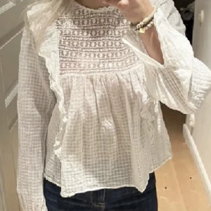 Blus  - En jätte fin blus från Zara! Knappt använd och säljer för att de inte är min stil längre. Så så fin! ❤️‍🔥❤️‍🔥❤️‍🔥❤️‍🔥obs litet hål i högra hörnet 