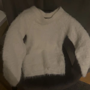 Vit tröja - Super mysig vit lurvig tröja! 💗