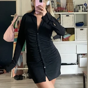 Svart klänning  - Säljer denna super fina klänning i nytt skick, bild 1 och 2 är lånad. Aldrig använd med lappen kvar 