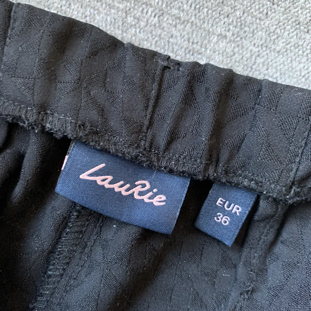 Säljer ett par kostymbyxor i storlek 36 från LauRie. Använd några få gånger säljer i ett bra skick . Jeans & Byxor.