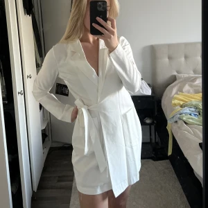 Studentklänning - Jättefin oanvänd klänning perfekt till student eller examen. Lapparna kvar, nypris 499. Köparen står för frakt, kan mötas upp i Trollhättan