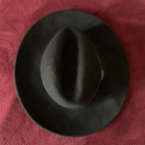 Primark hatt - Svart hatt från Primark med justerbar band. 